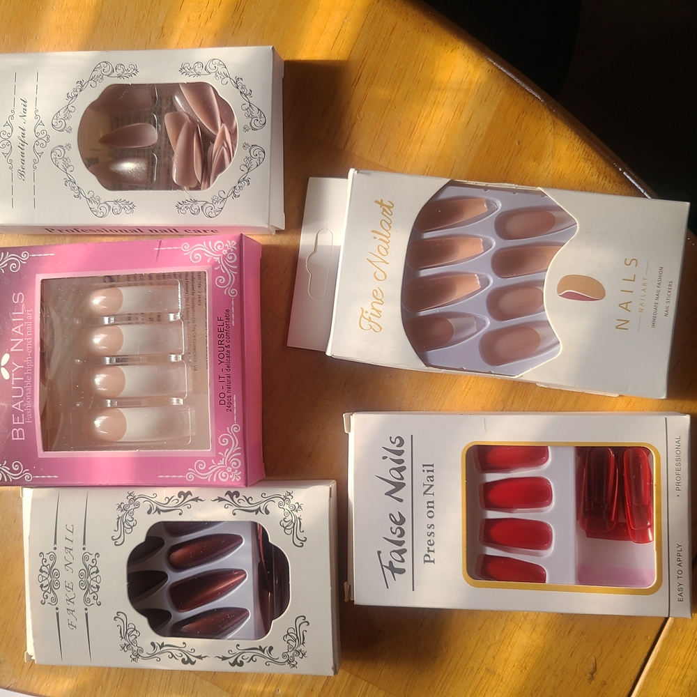 Stylish False Nails Set in Neutral and Red